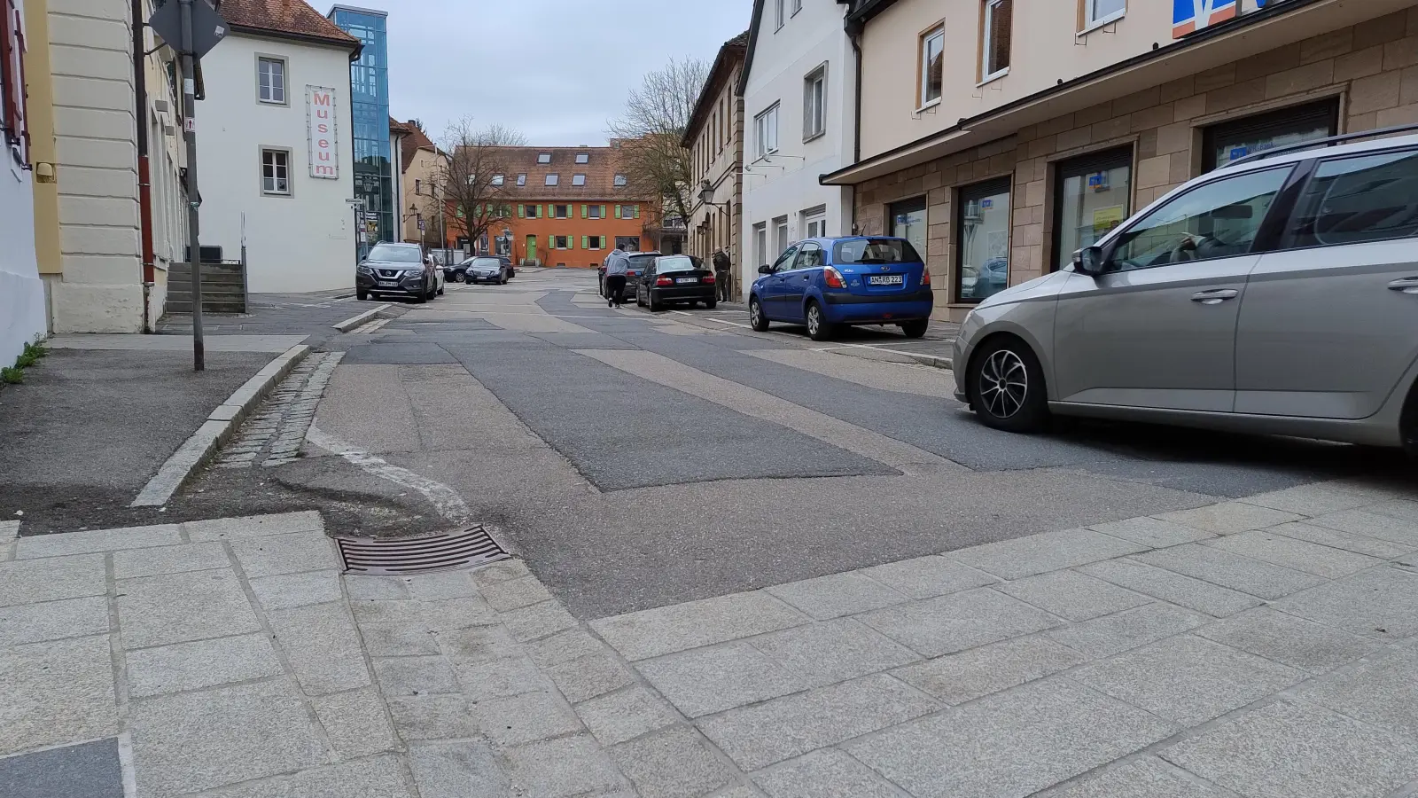 Wo das neue Granitpflaster des Heilsbronner Marktplatzes endet, beginnt die ziemlich ramponierte Hauptstraße. (Foto: Eckard Dürr)