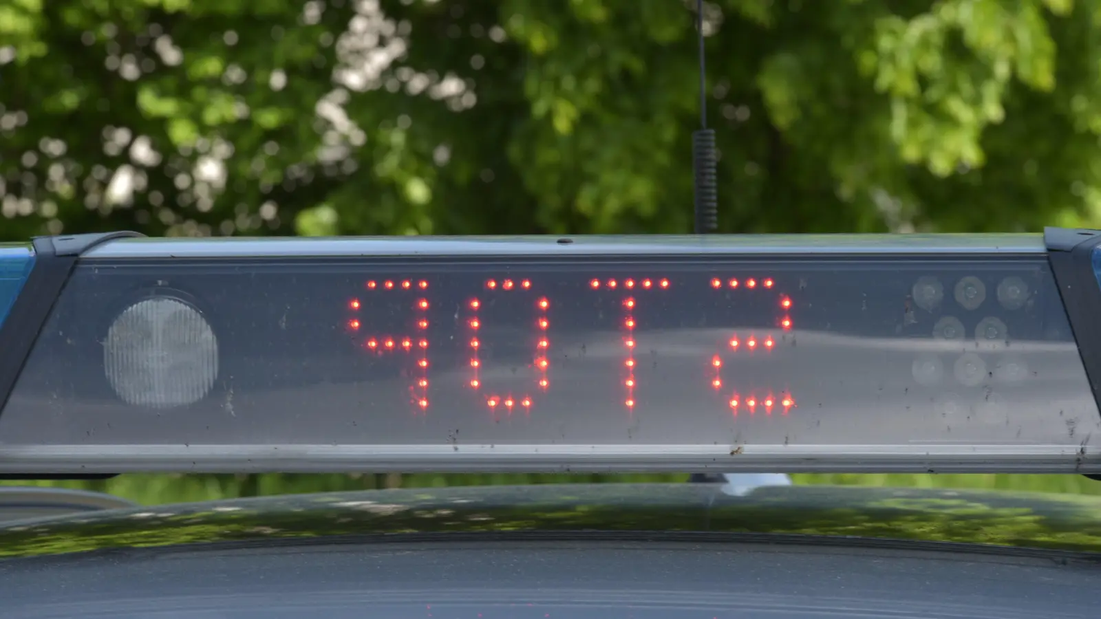 Vorerst zu Ende ist für eine 65-Jährige ihre Zeit als Autofahrerin. Stopsignale zum Anhalten bemerkte sie im Rückspiegel nicht.  (Symbolbild: Manfred Blendinger)
