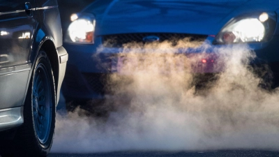Abgase aus dem Auspuff sind auf EU-Ebene mal wieder ein großes Thema. (Symbolbild)  (Foto: Marijan Murat/dpa)