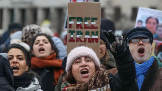 Weltweit solidarisieren sich Menschen mit den Demonstranten im Iran, wie hier beim Internationalen Tag der Menschenrechte in Berlin. (Foto: Joerg Carstensen/dpa)