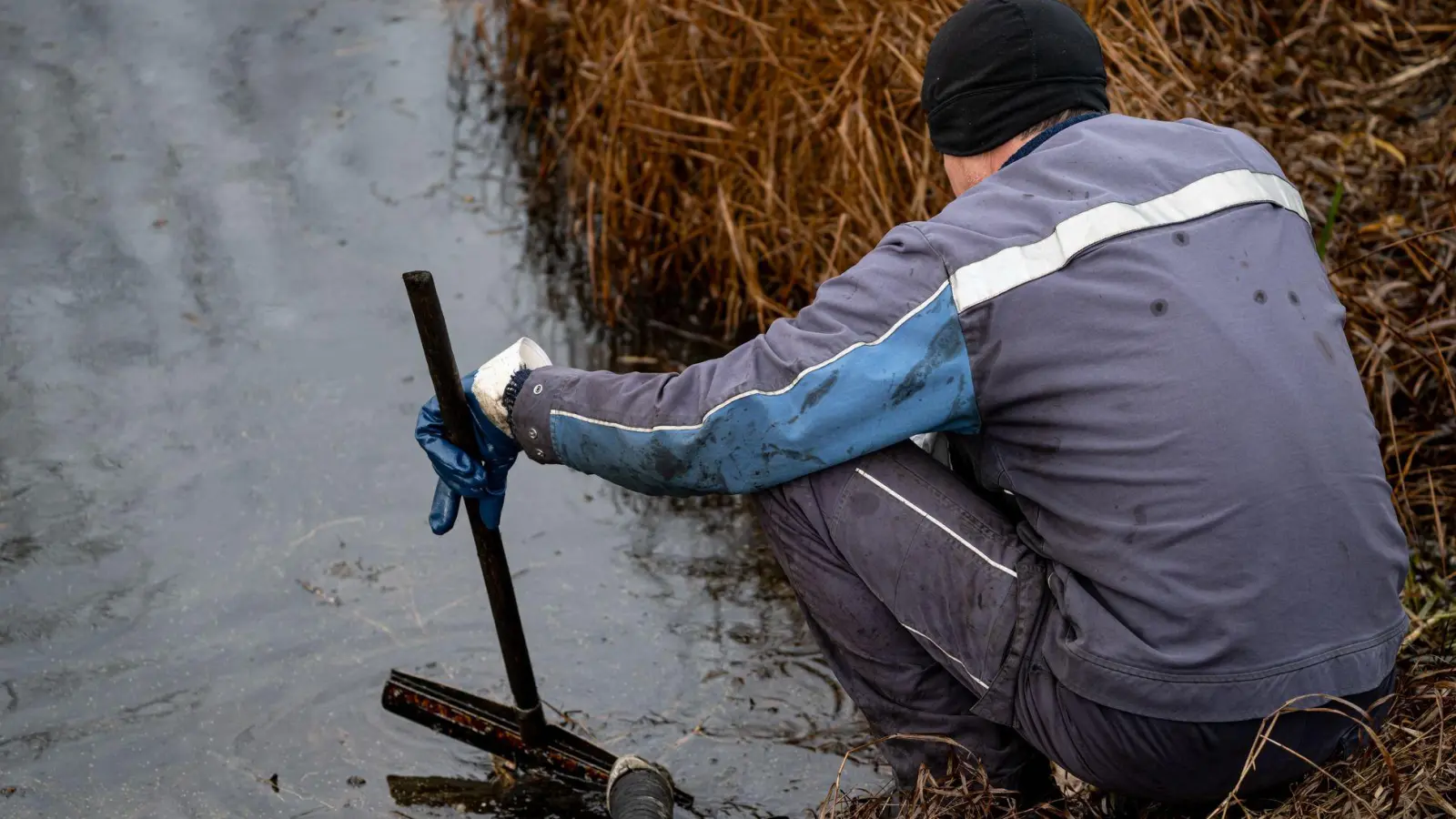 Aufräumen nach dem Unglück: Arbeiter bei Gramzow.  (Foto: Fabian Sommer/dpa)