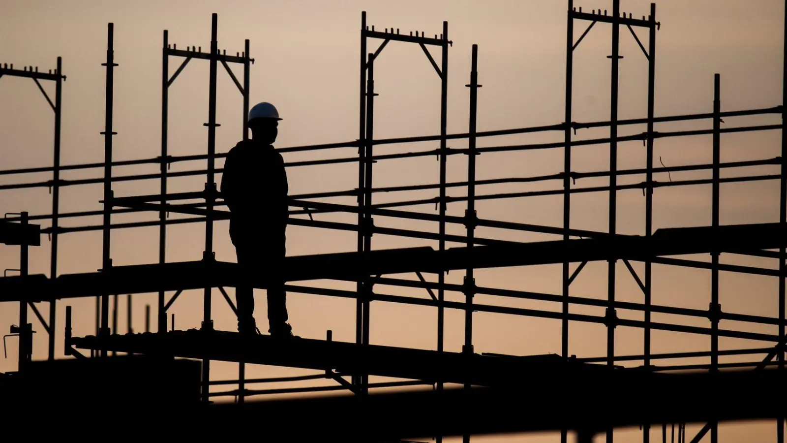 Ist durch betriebliche Gründe zu wenig zu tun, bekommen Arbeitnehmende ihren vollen Lohn, auch wenn sie die Arbeitsleistung nicht erbringen können. (Foto: Julian Stratenschulte/dpa/dpa-tmn)