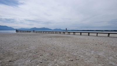 Nicht nur am Chiemsee herrscht derzeit Niedrigwasser.  (Foto: Sven Hoppe/dpa)