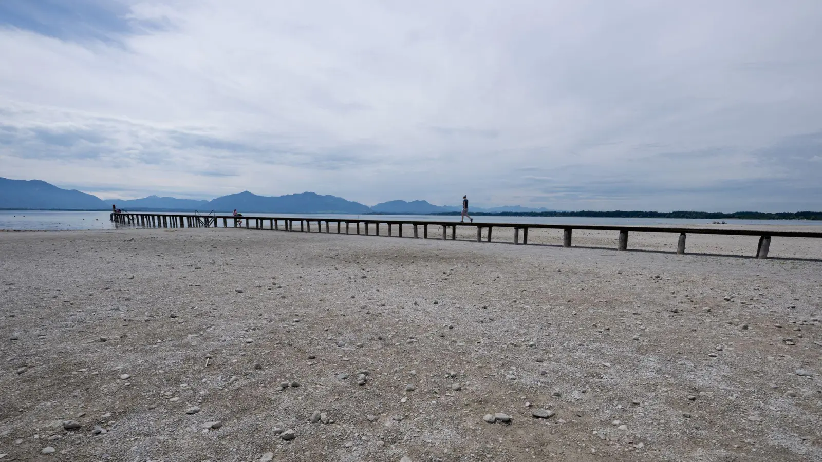 Nicht nur am Chiemsee herrscht derzeit Niedrigwasser.  (Foto: Sven Hoppe/dpa)