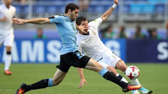 Uruguays Agustin Rogel (l) kämpft mit Italiens Andrea Favilli bei der U20-WM 2017 um den Ball. (Foto: Lee Jin-Man/AP/dpa/Archivbild)