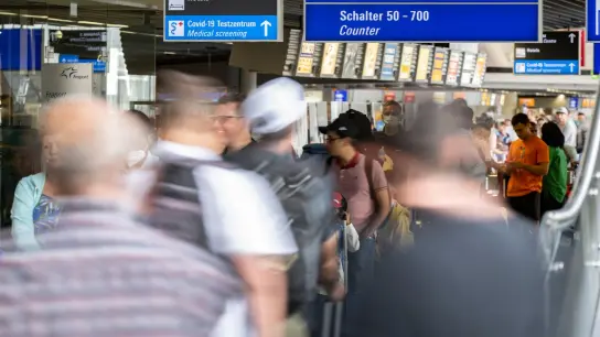 Tausende Passagiere warten vor den Abfertigungsschaltern des Flughafens in Frankfurt auf ihren Check-in. (Foto: Boris Roessler/dpa)