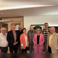 Vorstand und Ehrengäste, v. li.: UWG-Kreisfraktionsvorsitzender Helmut Reiß, Schatzmeister Hermann Schuch, Landrats-Stellvertreter Reinhard Streng, Anna-Lena Langmann-Göller und Andreas Scholz (beide stellvertretende Vorsitzende), MdL Gabi Schmidt, stellvertretender Vorsitzender Dirk Schuster und Altlandrat Walter Schneider. (Foto: Udo Schmidt)