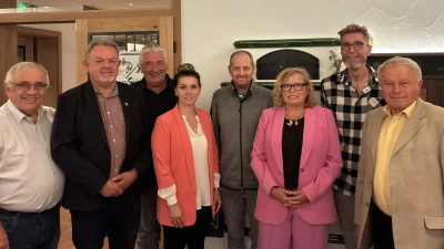 Vorstand und Ehrengäste, v. li.: UWG-Kreisfraktionsvorsitzender Helmut Reiß, Schatzmeister Hermann Schuch, Landrats-Stellvertreter Reinhard Streng, Anna-Lena Langmann-Göller und Andreas Scholz (beide stellvertretende Vorsitzende), MdL Gabi Schmidt, stellvertretender Vorsitzender Dirk Schuster und Altlandrat Walter Schneider. (Foto: Udo Schmidt)