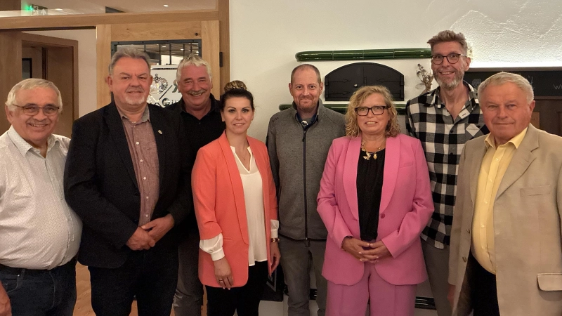 Vorstand und Ehrengäste, v. li.: UWG-Kreisfraktionsvorsitzender Helmut Reiß, Schatzmeister Hermann Schuch, Landrats-Stellvertreter Reinhard Streng, Anna-Lena Langmann-Göller und Andreas Scholz (beide stellvertretende Vorsitzende), MdL Gabi Schmidt, stellvertretender Vorsitzender Dirk Schuster und Altlandrat Walter Schneider. (Foto: Udo Schmidt)