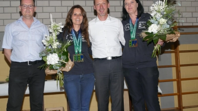 Die German Open Siegerinnen Anke Leidenberger (links) und Claudia Rehr mit Reinhard Pelzer (links) und seinem Stellvertreter Uwe Heidisch. (Foto: Helmut Meixner)