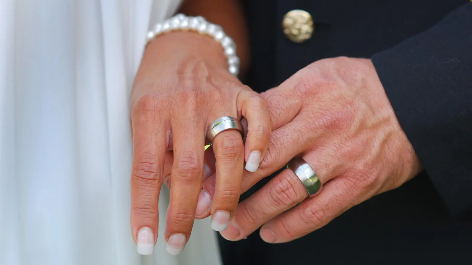 Auch Eheringe – einmal sogar zusammengehörende – spielen eine Rolle bei den Fundstücken, die abgegeben werden. (Archivfoto: Jim Albright)