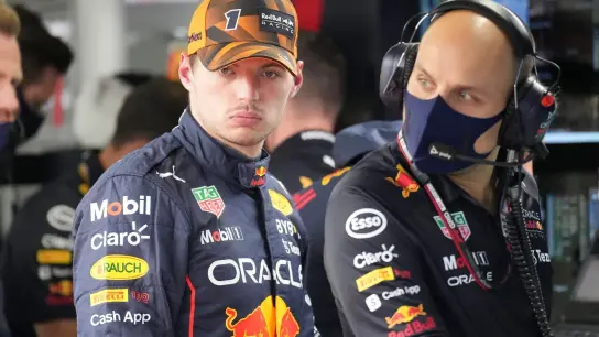 Red-Bull-Pilot Max Verstappen steht in der Boxengasse. (Foto: Eugene Hoshiko/AP/dpa)