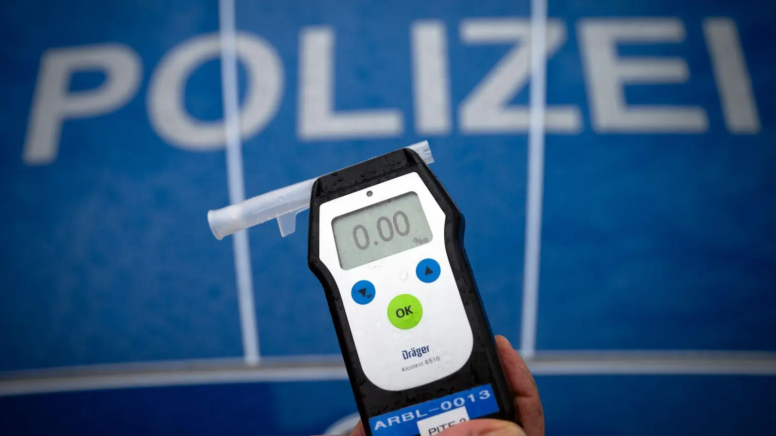 Die Versicherungsbranche fordert eine Ausweitung des Alkoholverbots am Steuer für junge Fahrer. (Archivbild) (Foto: Soeren Stache/dpa)