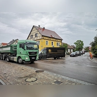 Der Umleitungsverkehr von und nach Rothenburg sorgt seit anderthalb Wochen für eine enorme Verkehrsbelastung in Gebsattel. Das Foto entstand an der Einmündung der Neusitzer Straße, für die baustellenbedingt ein Tempo-Zehn-Limit gilt, in die Hauptstraße. (Foto: Jürgen Binder)