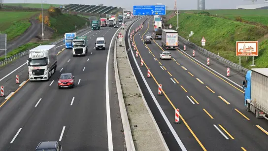Die Autobahn A6 bei Weinsberg ist nach jahrelanger Bauzeit dreispurig ausgebaut. (Foto: Bernd Weißbrod/dpa)