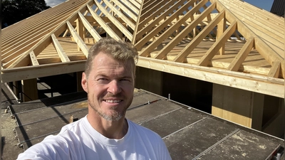 Gerd Stöcklein in einem seiner drei Elemente: bei Zimmererarbeiten auf dem Dach eines Kunden. (Foto: Gerd Stöcklein (Selfie))