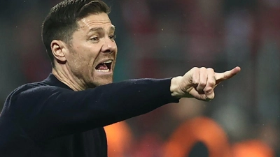 Leverkusens Trainer Xabi Alonso soll einem Bericht zufolge schon Gespräche mit den Bayern geführt haben. (Foto: Rolf Vennenbernd/dpa)