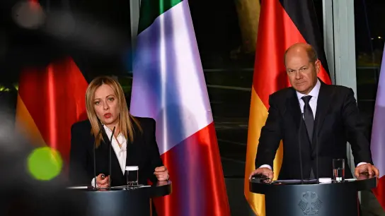 Bundeskanzler Olaf Scholz (r, SPD) und Italiens Ministerpräsidentin Giorgia Meloni äußern sich bei einer Pressekonferenz nach ihrem Gespräch im Bundeskanzleramt. (Foto: Philipp Znidar/dpa)