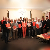 Die Geehrten gemeinsam mit Oberbürgermeister Christoph Rösch (Achter von links), Zweiter Bürgermeisterin Michaela Ebner (Neunte von links) und Generalsekretärin Kathrin Pollack (Zehnte von links). Der ehemalige Bürgermeister Kurt Förster (Zweiter von links) und der ehemalige Fraktionsvorsitzende der SPD, Dr. Dr. Günther Strobl (Fünfter von links), wurden mit der Helmut-Rothemund-Medaille ausgezeichnet.  (Foto: Clarissa Kleinschrot)
