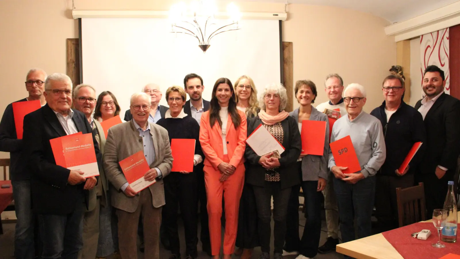 Die Geehrten gemeinsam mit Oberbürgermeister Christoph Rösch (Achter von links), Zweiter Bürgermeisterin Michaela Ebner (Neunte von links) und Generalsekretärin Kathrin Pollack (Zehnte von links). Der ehemalige Bürgermeister Kurt Förster (Zweiter von links) und der ehemalige Fraktionsvorsitzende der SPD, Dr. Dr. Günther Strobl (Fünfter von links), wurden mit der Helmut-Rothemund-Medaille ausgezeichnet.  (Foto: Clarissa Kleinschrot)