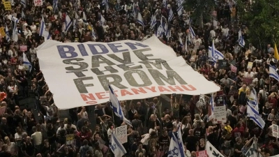 Protest gegen die Regierung des israelischen Premierministers Netanjahu in Tel Aviv. Die Demonstrierenden fordern einen Deal zur Freilassung der Geiseln. (Foto: Maya Alleruzzo/AP/dpa)