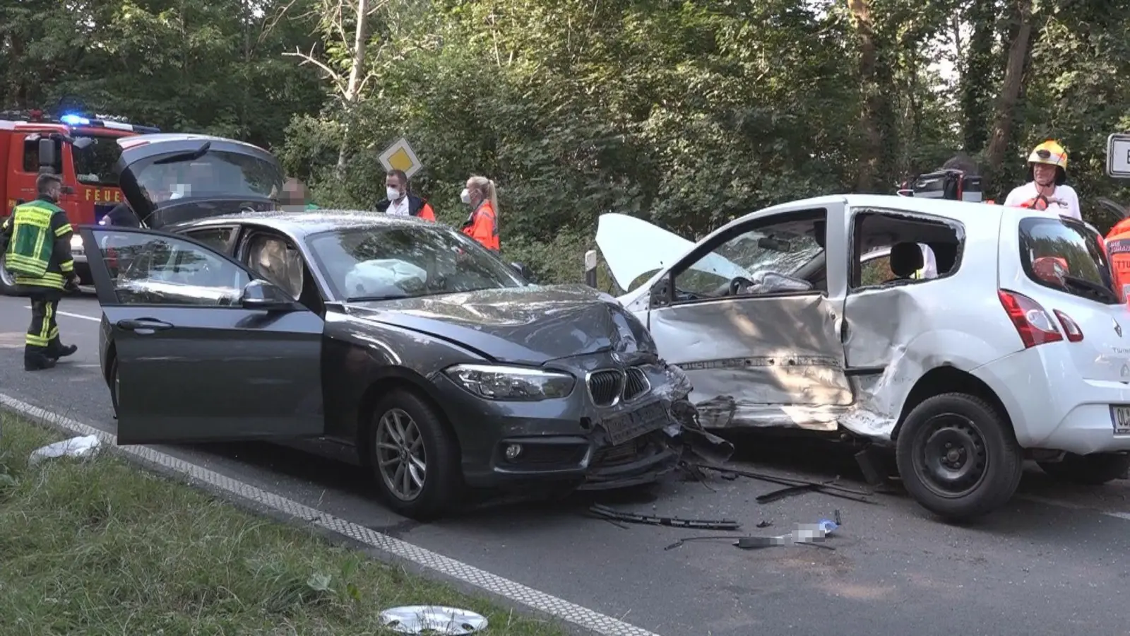 Rettungskräfte stehen nach einem Unfall an zwei verbeulten Autos. Die Zahl der Verkehrsunfälle ist in diesem Jahr deutlich gestiegen. (Foto: NWM-TV/dpa)