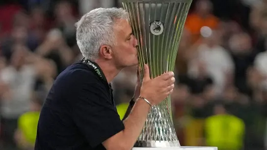 Roms Cheftrainer Jose Mourinho küsst die Trophäe nach dem Finale. (Foto: Thanassis Stavrakis/AP/dpa)