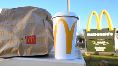 Die Deutsche Umwelthilfe verklagt die Burgerkette McDonald's mit dem Vorwurf des „Greenwashing“. (Archiv) (Foto: Bernd Weißbrod/dpa)