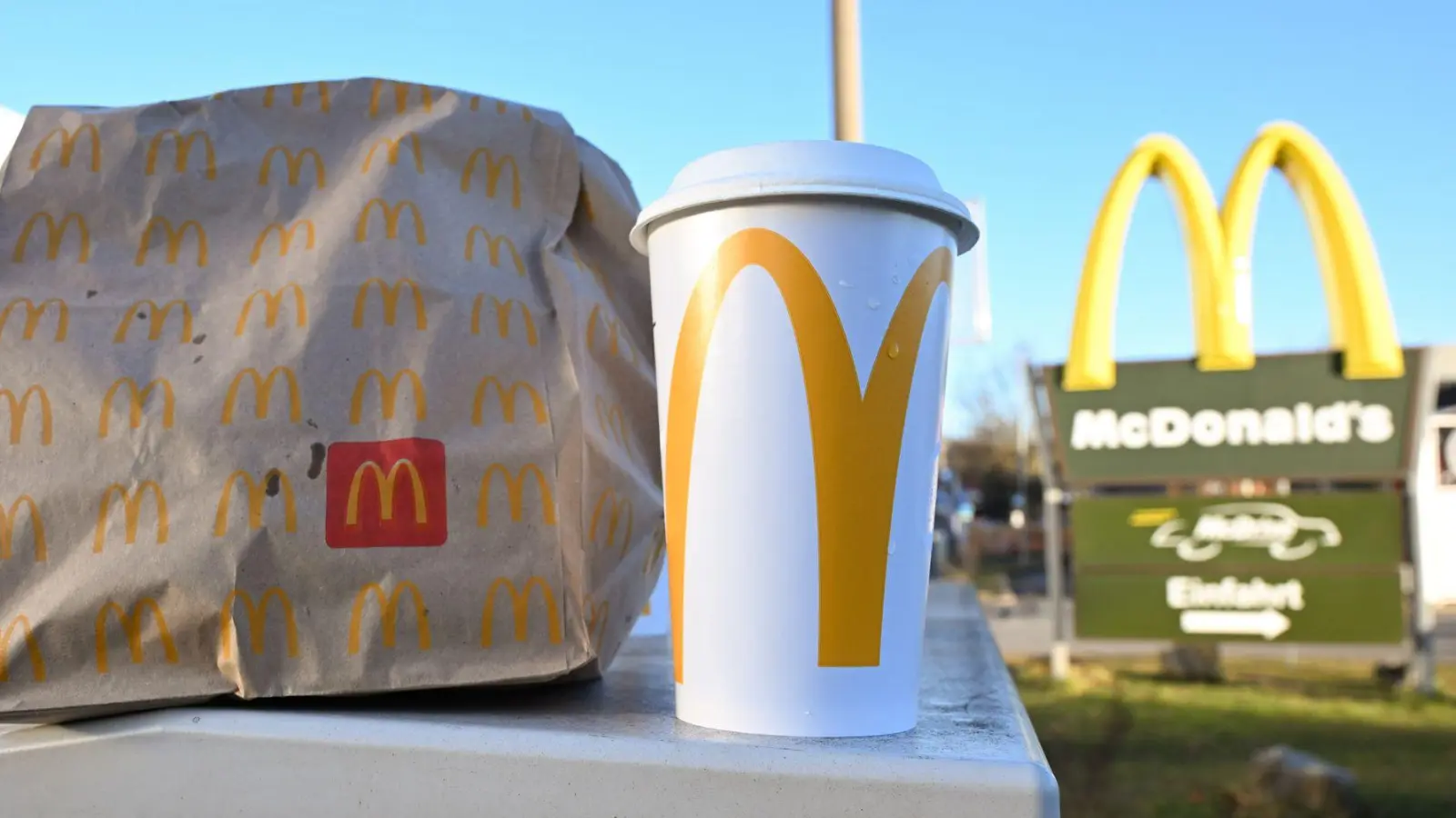 Die Deutsche Umwelthilfe verklagt die Burgerkette McDonald's mit dem Vorwurf des „Greenwashing“. (Archiv) (Foto: Bernd Weißbrod/dpa)