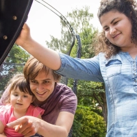 Grillen mit Vorsicht: Wegen ihres geringeren Körpergewichts und eines weniger ausgereiften Entgiftungssystems reagieren Kinder empfindlicher auf Schadstoffe im Grillgut. (Foto: Christin Klose/dpa-tmn)