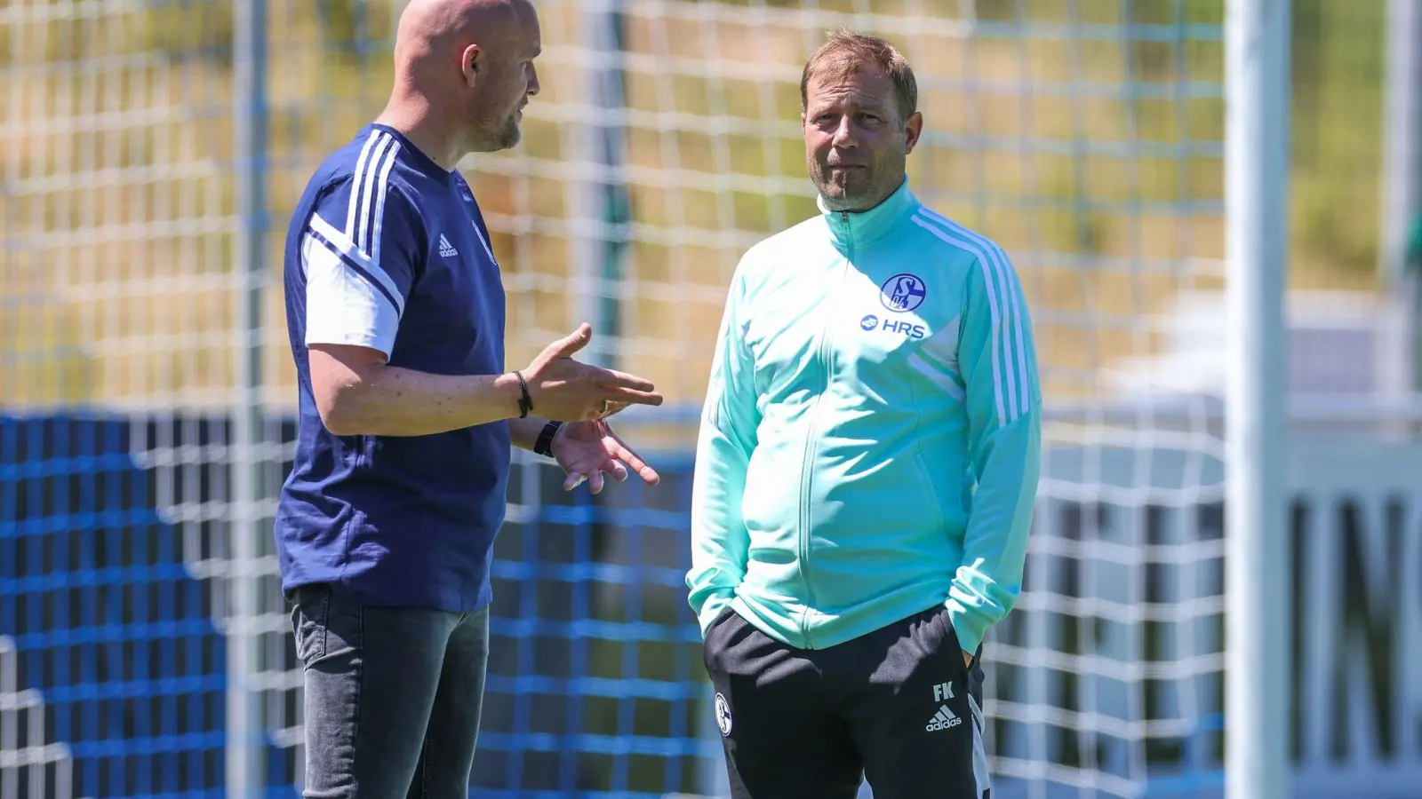 Schalkes Sportdirektor Rouven Schröder (l) im Gespräch mit Cheftrainer Frank Kramer. (Foto: Tim Rehbein/dpa)