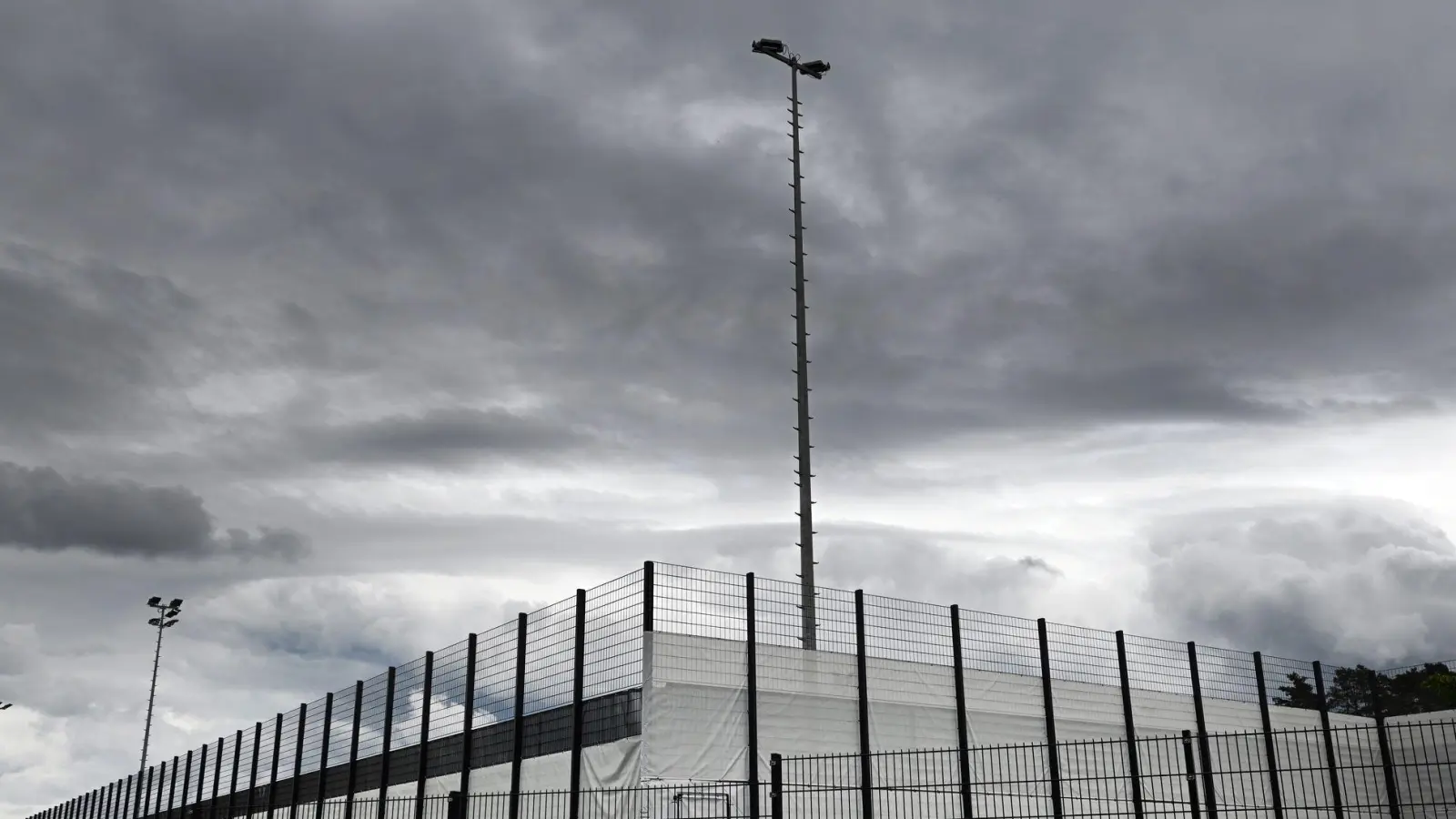 Dunkle Wolken über dem Trainingsplatz: Das Wetter passte zur tristen Stimmung im DFB-Quartier am Tag nach dem 1:2 gegen Portugal. (Foto: Federico Gambarini/dpa)