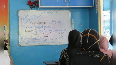 „Im KI-Zeitalter müssen wir einfach alle Englisch können“, sagt eine Englischlehrerin in Afghanistan. (Foto: Jawad Kohnaward/dpa)