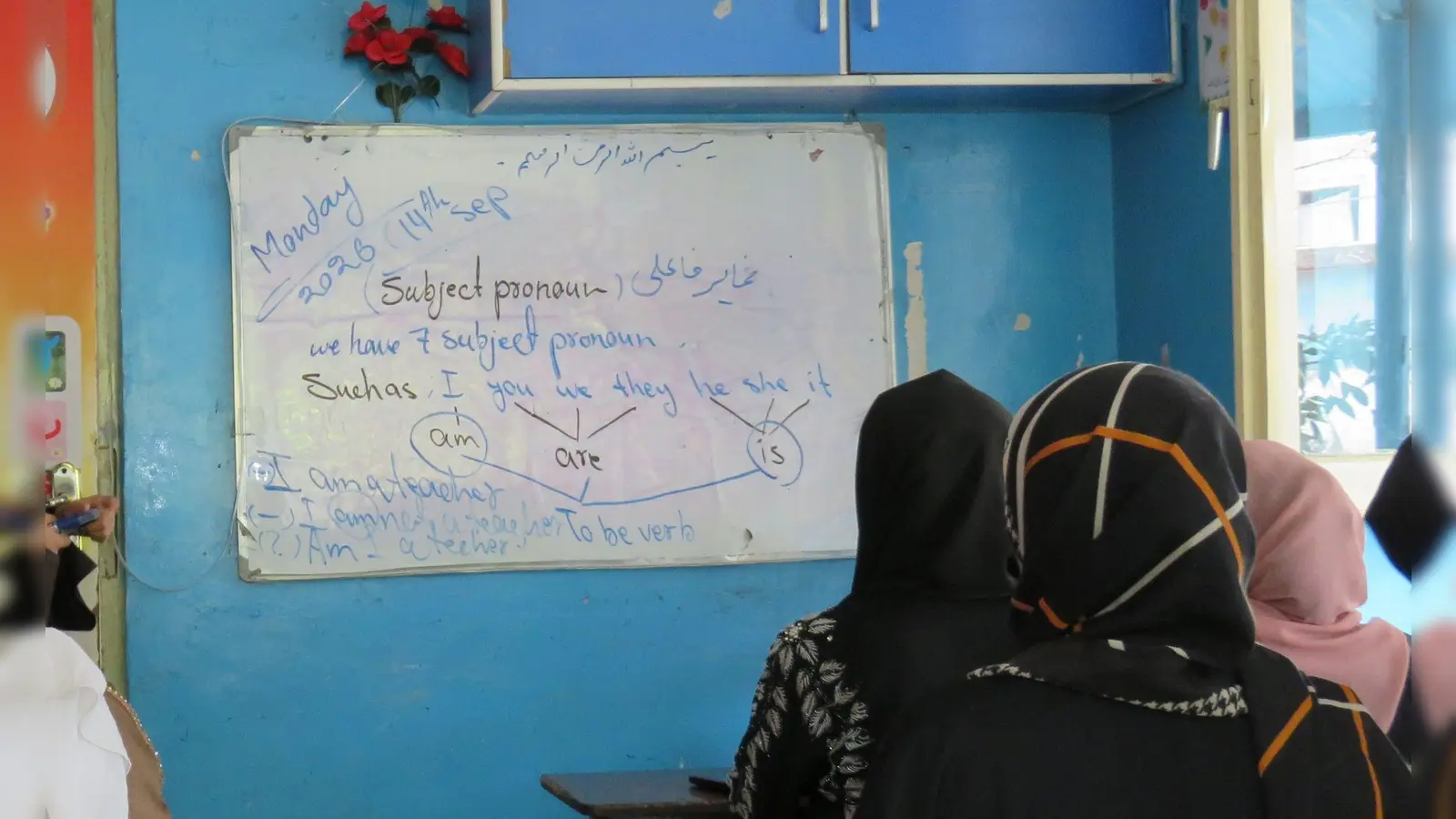 „Im KI-Zeitalter müssen wir einfach alle Englisch können“, sagt eine Englischlehrerin in Afghanistan. (Foto: Jawad Kohnaward/dpa)