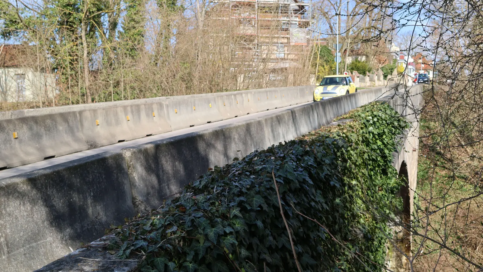 Zustandnote 3,4: Die Staatsbrücke aus Richtung Bechhofen über die Gleise in Dinkelsbühl soll im nächsten Jahr abgebrochen und durch einen Neubau ersetzt werden. (Foto: Martina Haas)