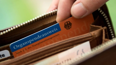 Der Organspendeausweis ist in Apotheken, Arztpraxen oder online als PDF erhältlich. (Foto: Andrea Warnecke/dpa-tmn)