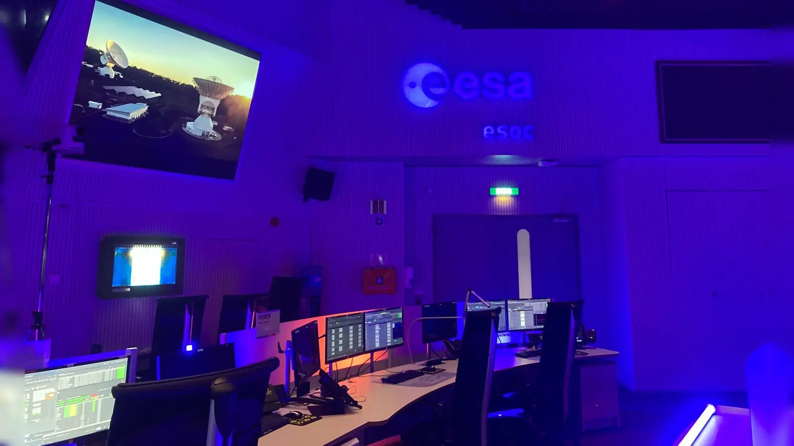 Der neue Erdbeobachtungssatellit soll vom Kontrollzentrum aus gesteuert werden. (Archivbild) (Foto: Oliver Pietschmann/dpa)