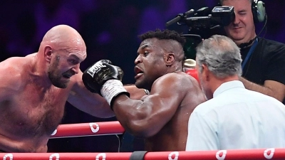 Tyson Fury (l) hatte gegen Francis Ngannou Mühe. (Foto: Yazeed Aldhawaihi/AP)