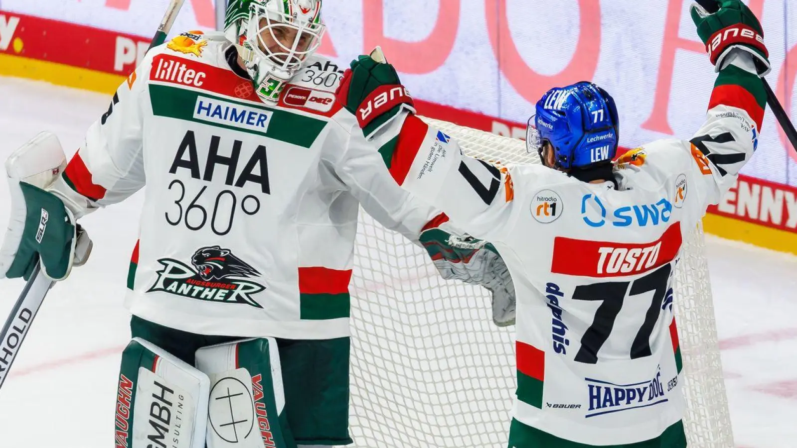 Goalie Markus Keller (l) ist wieder zurück auf dem Eis. (Archivbild) (Foto: Andreas Gora/dpa)