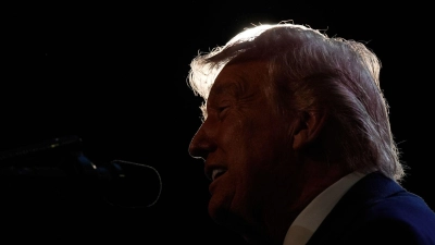 Mit seiner überraschenden Aussage zum baldigen Ende des Iran-Kriegs sorgt Trump an den Börsen für Erleichterung.  (Foto: Mark Schiefelbein/AP/dpa)