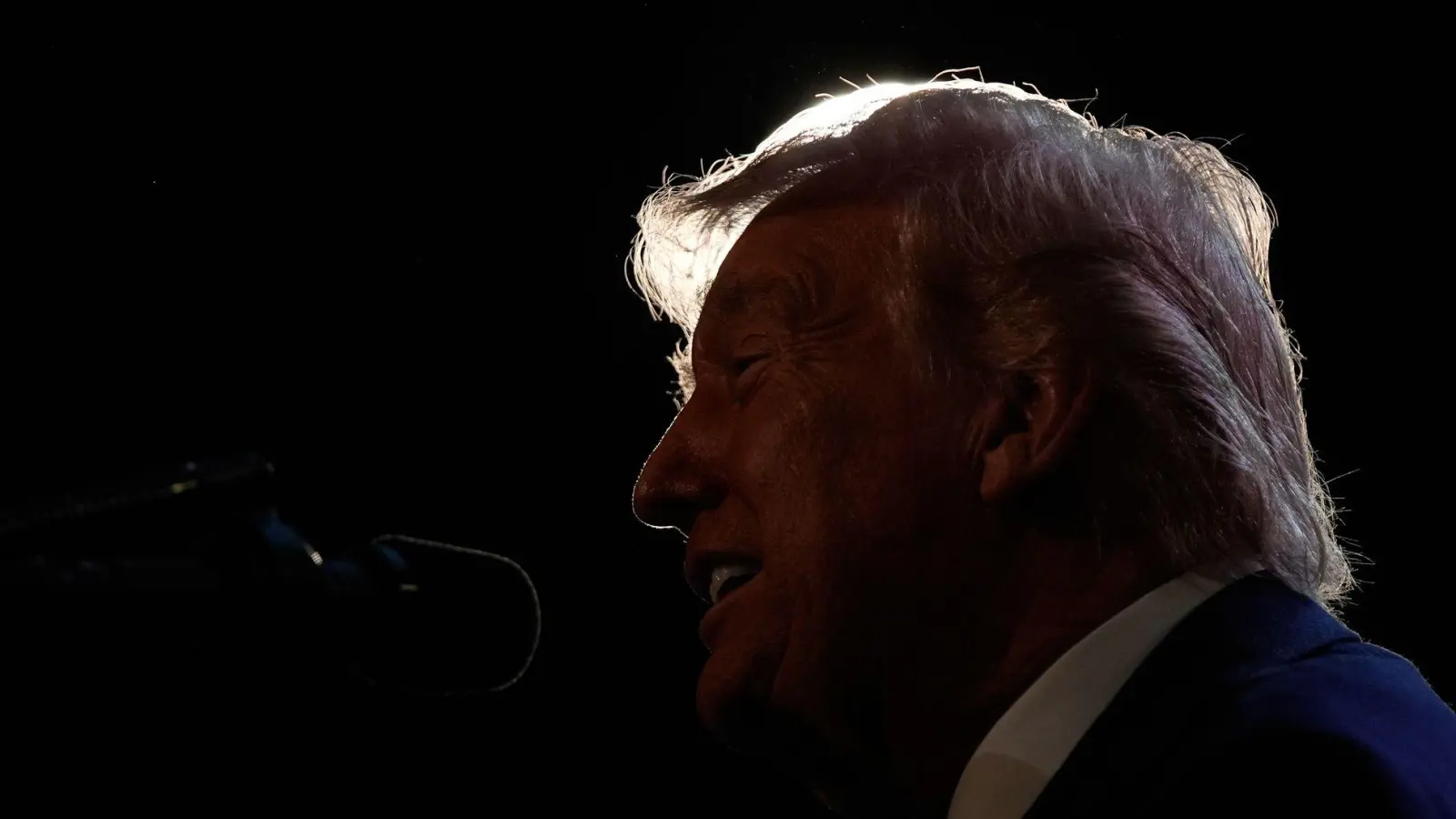 Mit seiner überraschenden Aussage zum baldigen Ende des Iran-Kriegs sorgt Trump an den Börsen für Erleichterung.  (Foto: Mark Schiefelbein/AP/dpa)