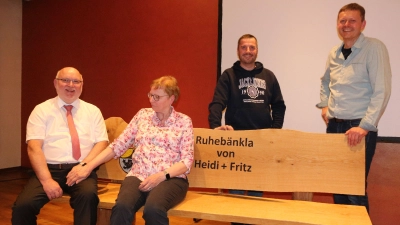 Ein ziemlich massives Überraschungsgeschenk gab es für das scheidende Gemeindeoberhaupt Friedrich Priester und seine Frau Heidi, die als Gemeindesekretärin aufhört. Priesters Stellvertreter Oliver Reuter und Erwin Klein (von rechts) übergaben eine Ruhebank mit Widmung. (Foto: Jürgen Binder)