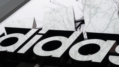 Der Schriftzug von Adidas an der Fassade eines Lokals. (Foto: Christophe Gateau/dpa)