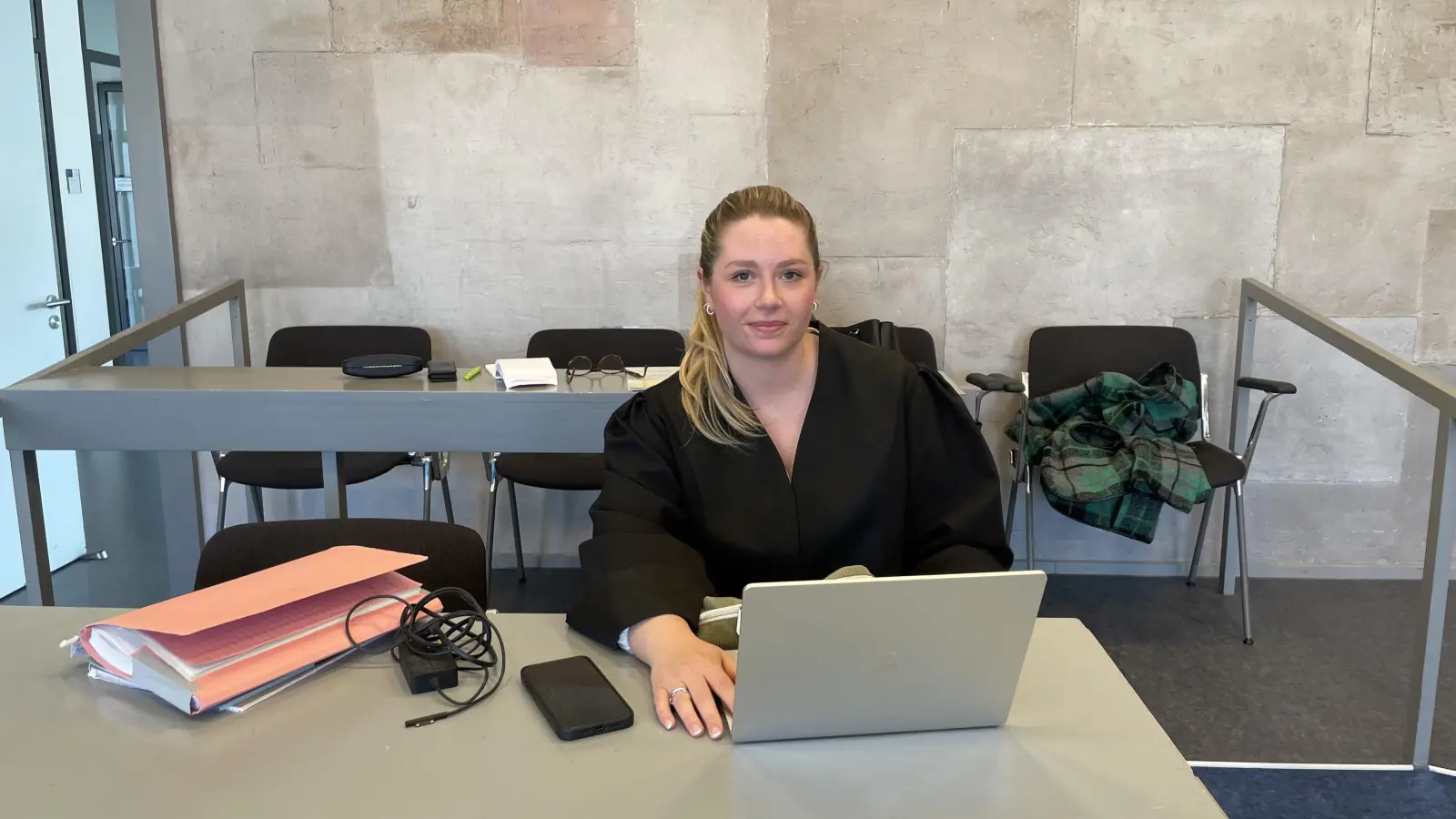 Verteidigerin Franziska Meier hält drei Jahre Freiheitsstrafe für ihren Mandanten für angemessen. (Foto: Anna Beigel)