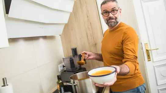 Wie lässt sich die Suppe effizient aufwärmen? Ist es nur ein Schüsselchen, bietet sich die Mikrowelle an. Bei großen Mengen über 500 g kann der Topf allerdings genauso effizient sein. (Foto: Christin Klose/dpa-tmn)