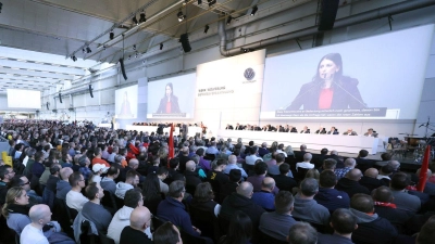 Die Betriebsratsvorsitzende Daniela Cavallo berichtete vor Tausenden Beschäftigten in Halle 11 über die Stimmung in der Belegschaft.  (Foto: Kevin Nobs/VW-Betriebsrat/dpa)