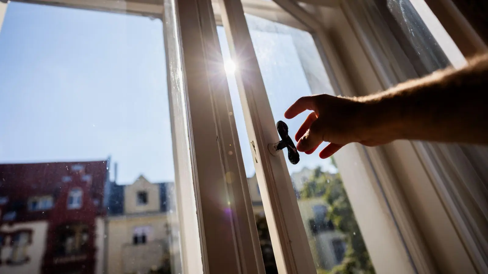 Auch in scheinbar sauberer Raumluft schweben winzige Kunststofffasern – Lüften kann ihre Menge verringern. (Symbolbild) (Foto: -/dpa)