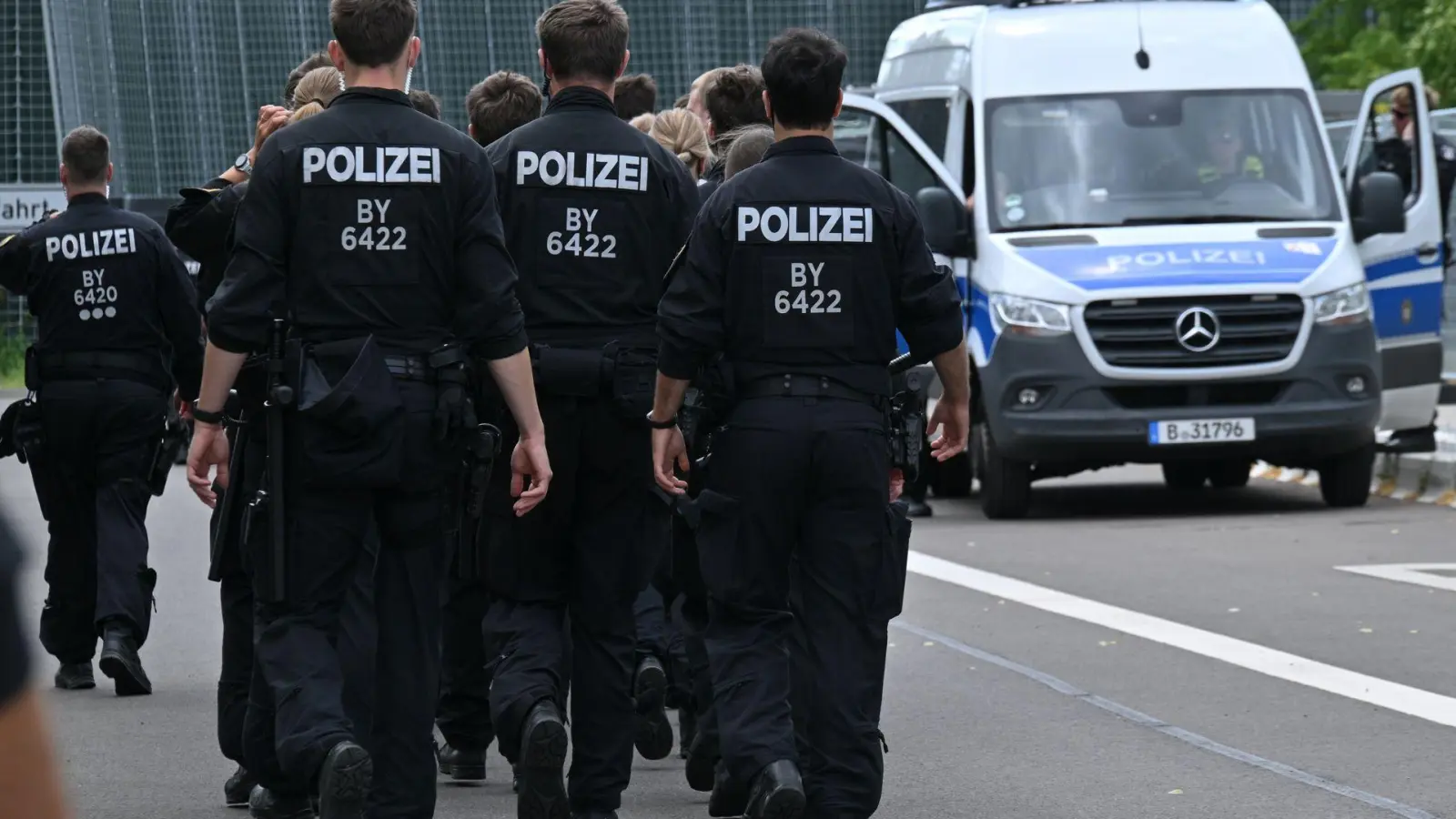 Die Polizei ist mit einem Großaufgebot bereits vor dem AfD-Parteitag im Einsatz. (Foto: Martin Schutt/dpa)