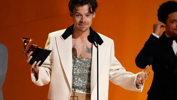 Harry Styles nimmt den Preis für das Album des Jahres für „Harry&#39;s House“ bei der Verleihung der 65. Grammy Awards entgegen. Nach Jahrzehnten eines schlechten Rufs des Goldkettchens zum Beispiel erlebt Männerschmuck derzeit ein Comeback. (Foto: Chris Pizzello/Invision/AP/dpa)