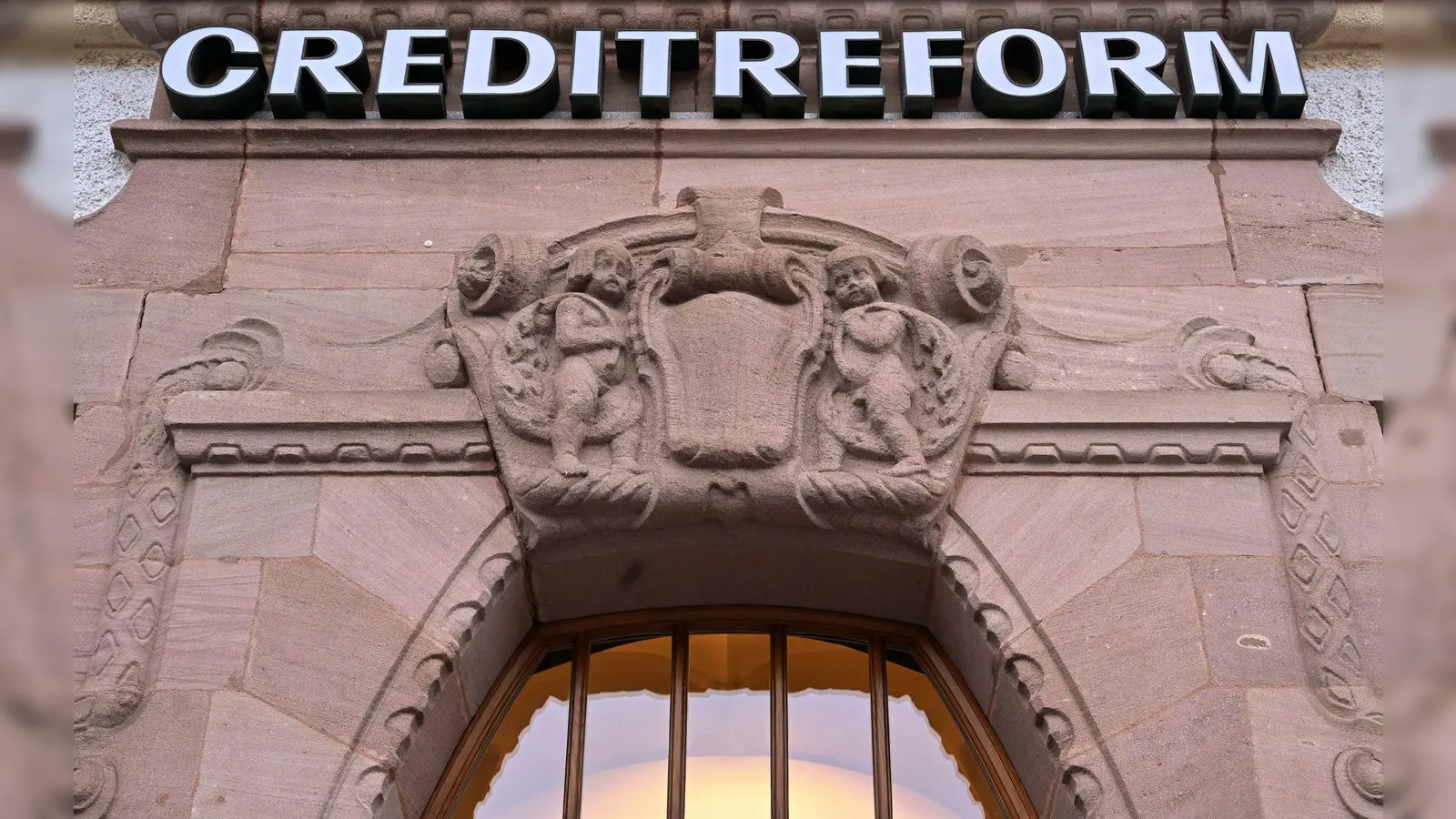 Die Wirtschaftsauskunftei Creditreform hat die Zahl der Firmeninsolvenzen für das erste Halbjahr hochgerechnet. (Archivbild) (Foto: Martin Schutt/dpa)